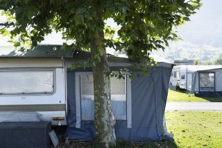 La demande pour les terrains de camping, notamment, a progressé en 2023 (archives). KEYSTONE/GAETAN BALLY